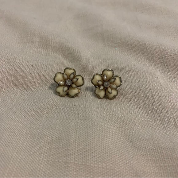 Flower earrings.
